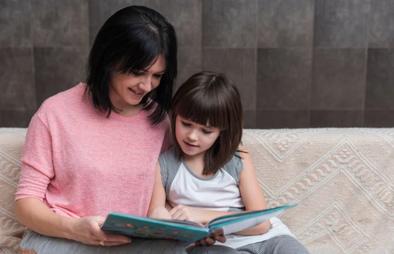 mama fomenta lectura en niña